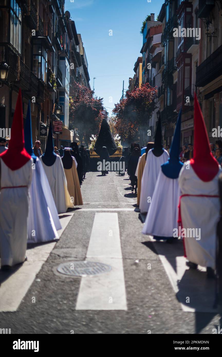 „Semana Santa“-Parade am heiligen Samstag in den Straßen von Saragoza, Spanien Stockfoto