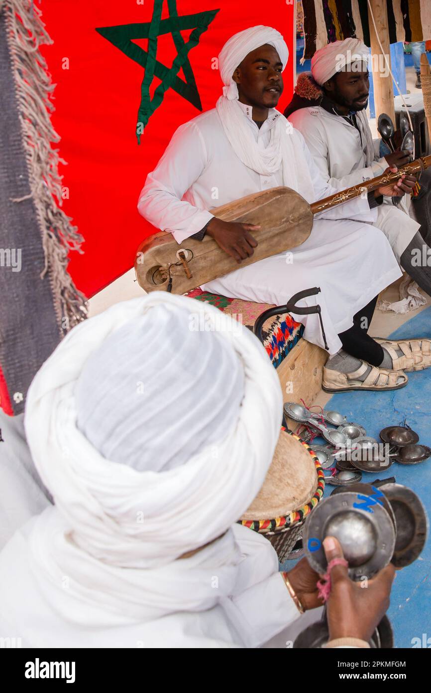 Eine Gruppe marokkanischer Männer spielt Musik im dar Gnaoua Bambara Khamlia Cultural Center Stockfoto