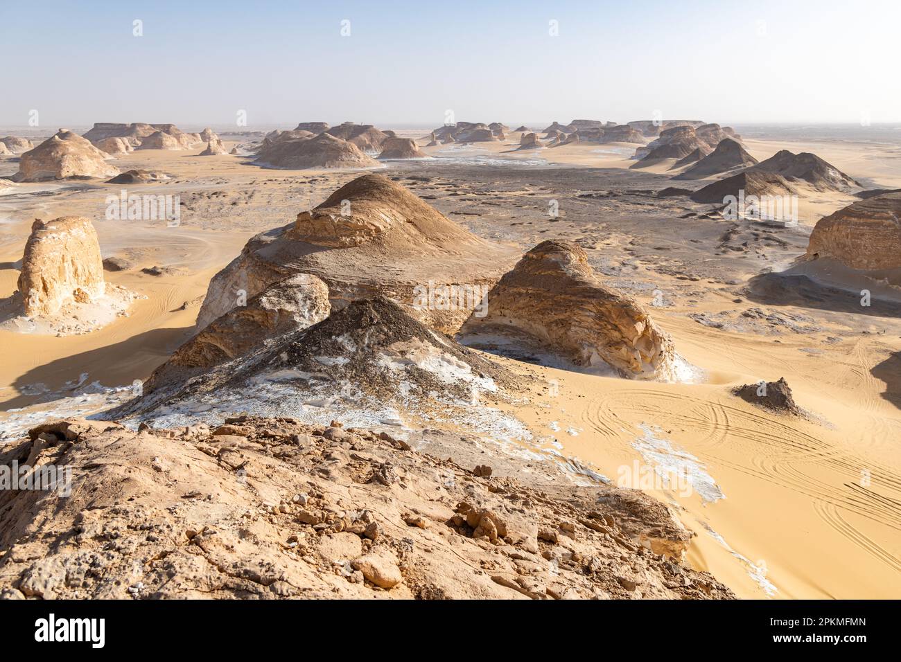 Blick auf felsige Felsformationen in der Wüste nahe Bahariya in Ägypten Stockfoto