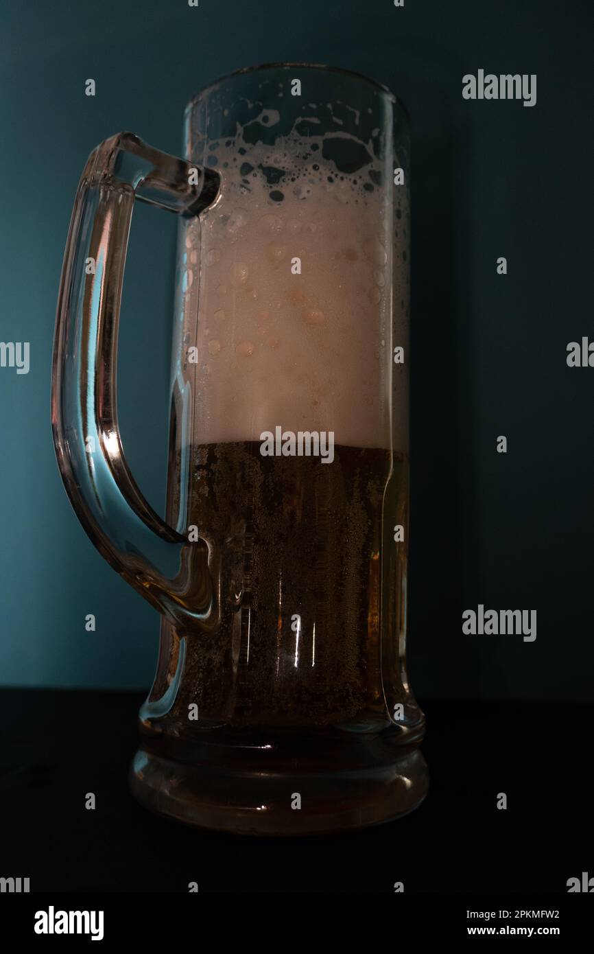 Weißer Schaum in einem Bierglas. Schattierter Hintergrund Stockfoto