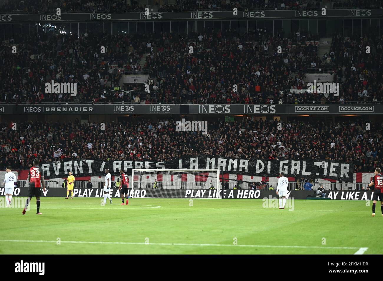 Schön, Frankreich. 08. April 2023. Allianz Riviera, Nizza, Frankreich, 08. April 2023, Fans von Nizza während des OGC Nice vs Paris Saint Germain (PSG) - französisches Fußballspiel Ligue 1: Live Media Publishing Group/Alamy Live News Stockfoto