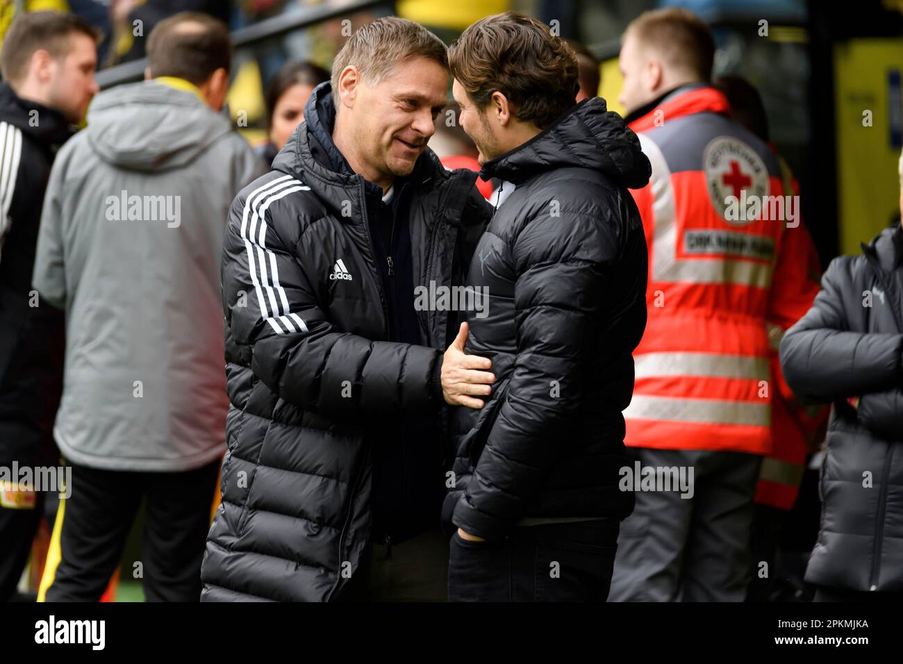 Oliver RUHNERT (links, UB, Manager Profifußball) und Edin TERZIC (Coach, DO) reden miteinander, reden, Unterhaltung, Fußball 1. Bundesliga, 27. Spieltag, Borussia Dortmund (DO) - Union Berlin (UB) 2:1, am 8. April 2023 in Dortmund/Deutschland. Stockfoto