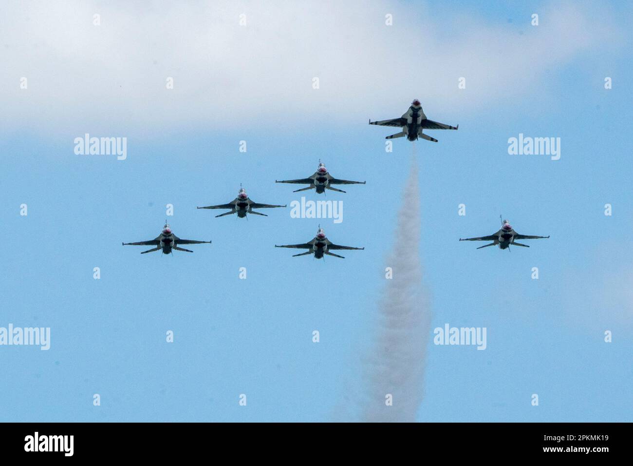 Das US Air Force Air Demonstrationsgeschwader „Thunderbirds“ führt die Vermisstenformation am Homestead Air Reserve Base, Florida, am 1. April 2023 auf. Die Formation wurde zu Ehren von Meister Sgt. Michael ‚Ty‘ Kettenhofen geflogen, einem Fallschirmspringer der Goldenen Ritter der Armee, der an Verletzungen starb, die während eines Trainingssprungs am 13. März 2023 erlitten wurden. (USA Air Force Foto von Staff Sgt. Dakota Carter) Stockfoto