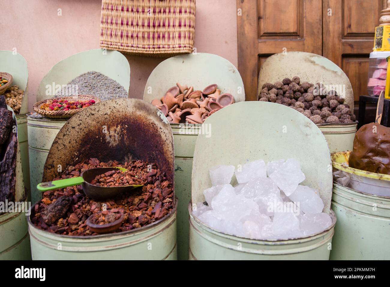 Salzstücke und andere Gewürze, die in einem marokkanischen Souk zum Verkauf angeboten werden Stockfoto