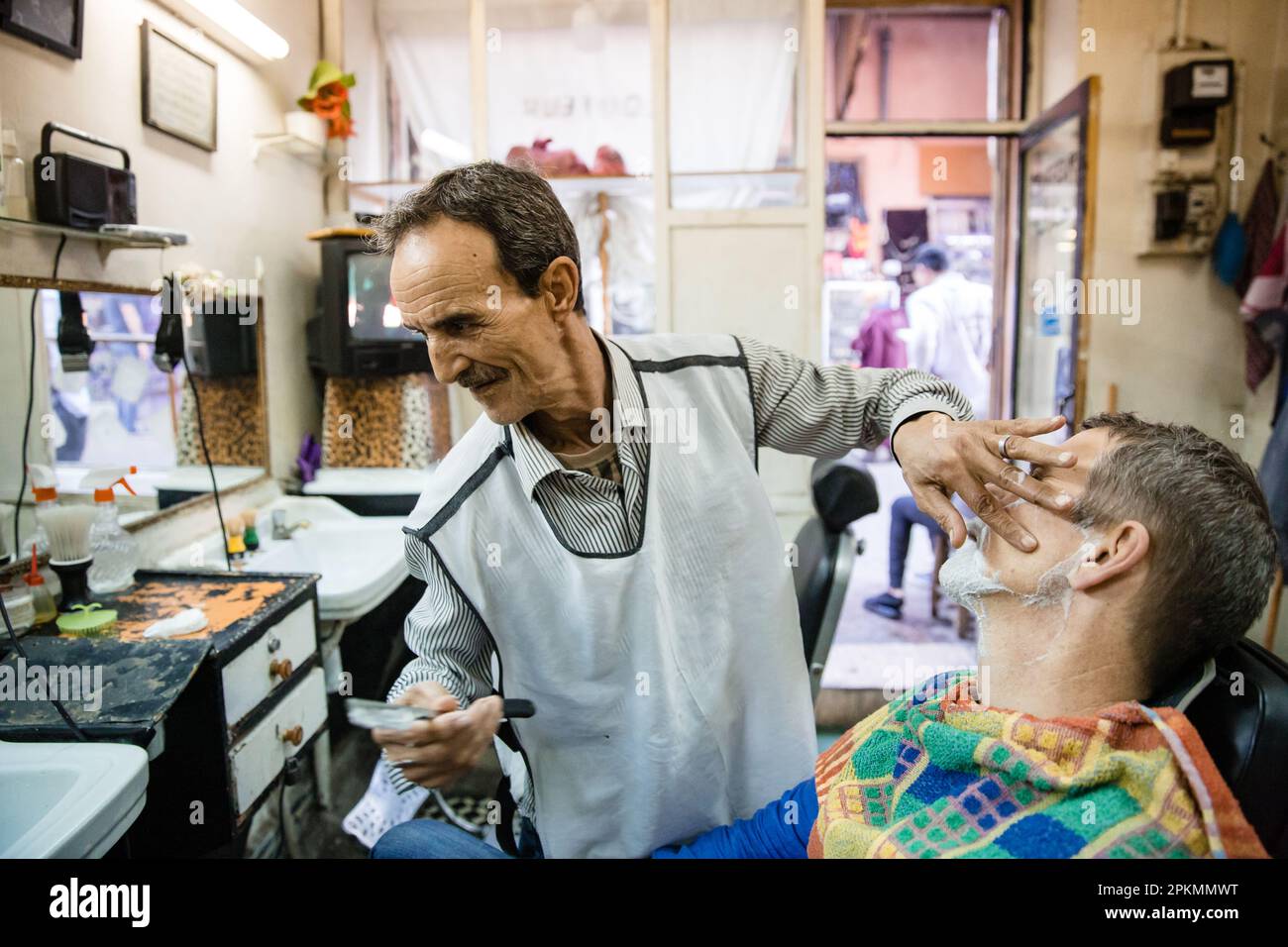 Ein amerikanischer Tourist, der sich in einem Friseursalon in Marrakesch Marokko rasiert Stockfoto