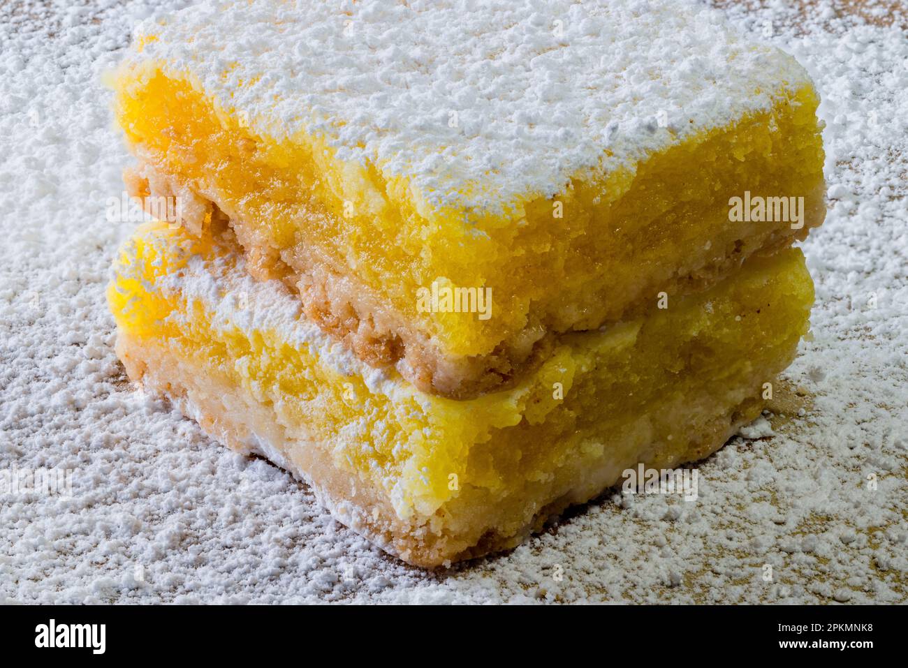 100mm Makroobjektive, doppelschichtiger Lemon Bar mit süßgelber, würziger Füllung und elektrischem Zuckerguss Stockfoto