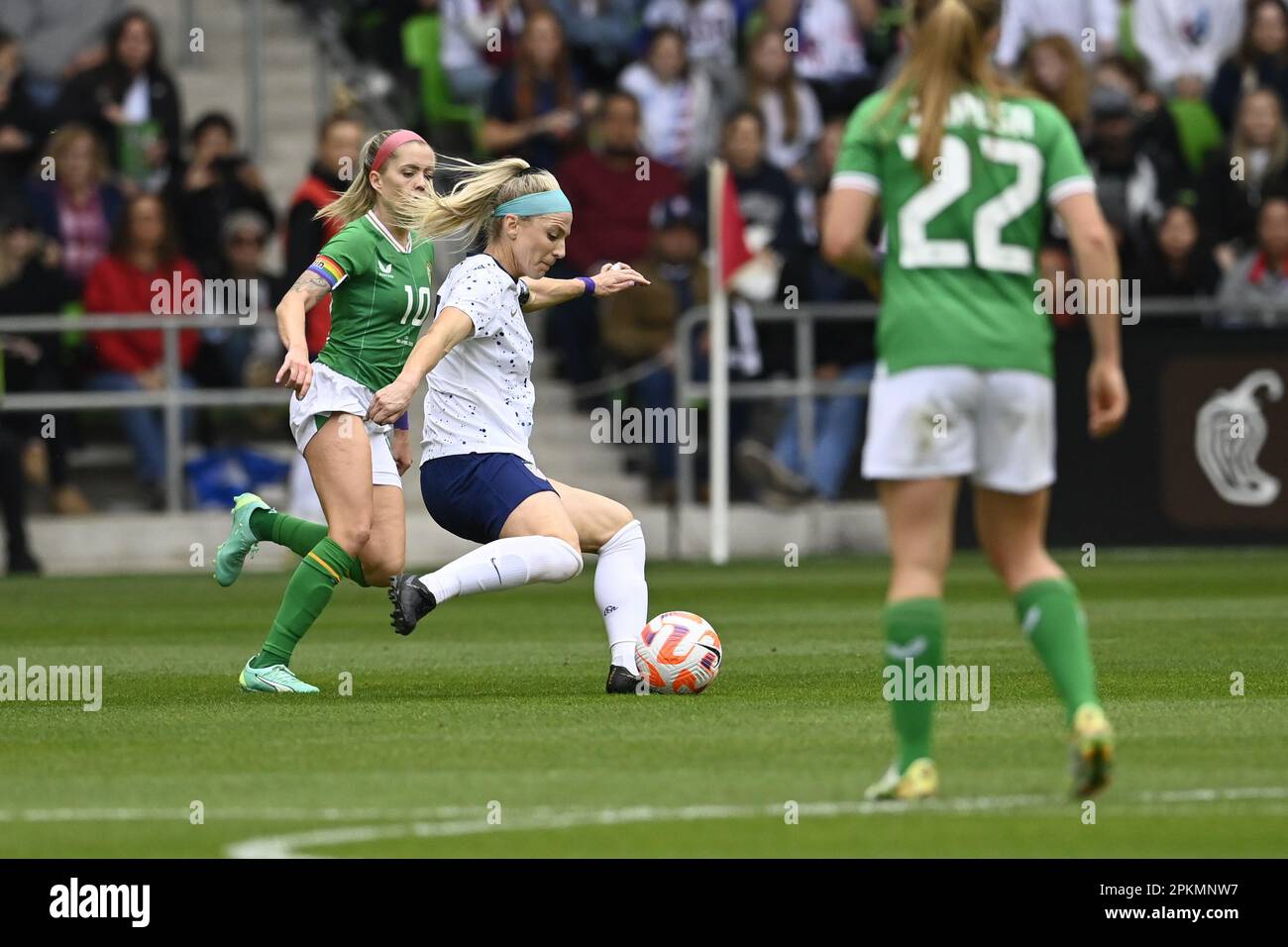 Austin, Texas, USA. 8. April 2023. JULIE ERTZ #8 (weiß) aus den USA schießt auf das Tor, das von DENISE O'SULLIVAN aus Irland auf Platz 10 während der zweiten Halbzeit in den USA verteidigt wurde Frauen-Nationalmannschaft (USWNT) gegen die Republik Irland (IRL). Beide Teams bereiten sich auf die bevorstehende FIFA Frauen-Weltmeisterschaft 2023 vor. Kredit: Bob Daemmrich/Alamy Live News Stockfoto