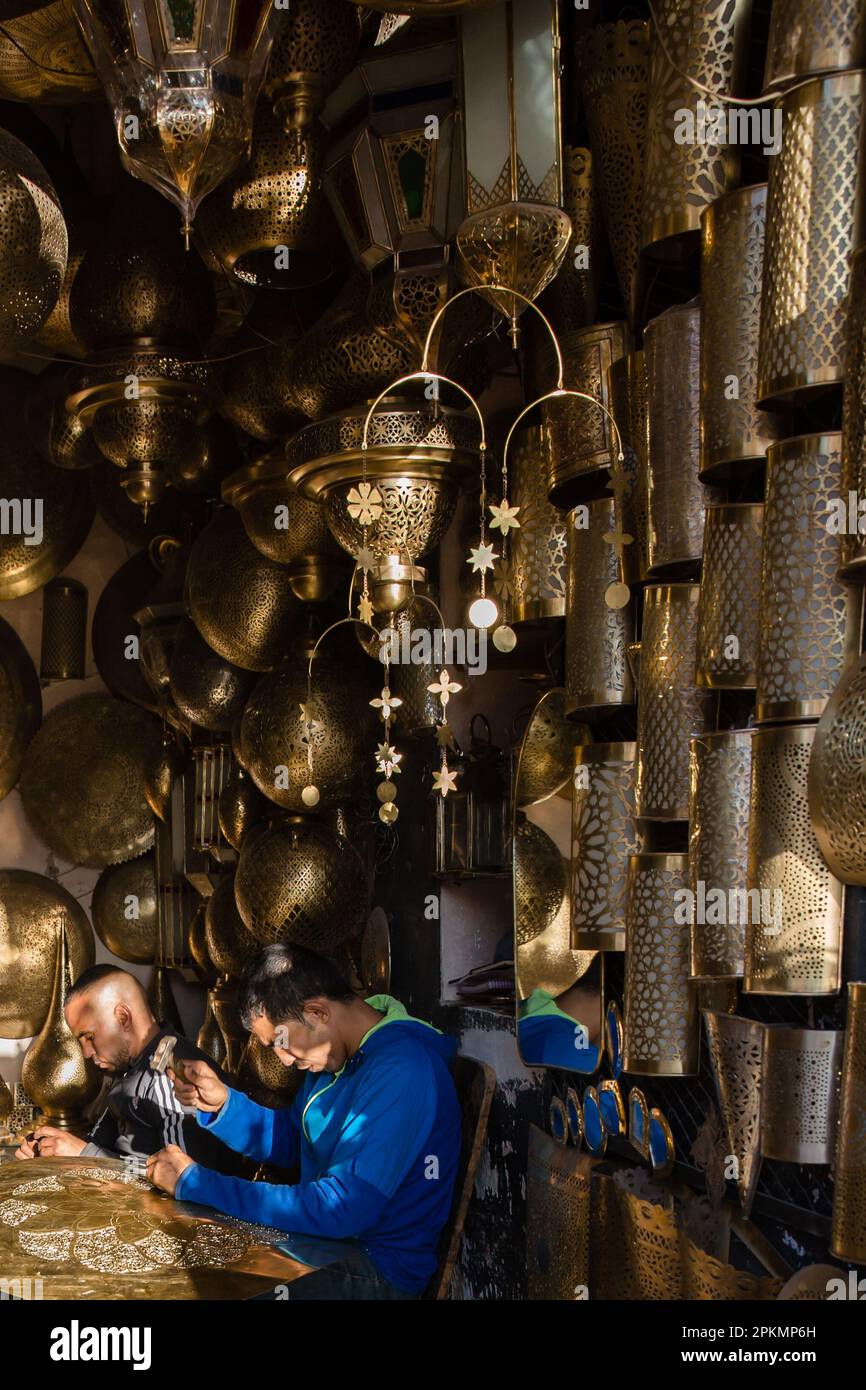 Zwei Männer, die in einem Laternen-Laden in der Medina in Marrakesch, Marokko, arbeiten Stockfoto