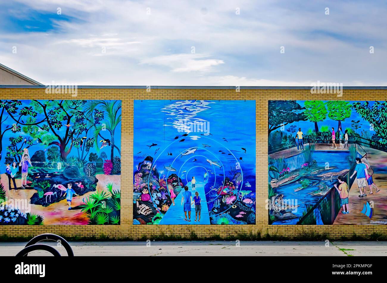 „Mississippi Aquarium Aquatic Wonders“, ein Wandgemälde des Künstlers Robert Waldrop, ist in der 14. Street, 2. April 2023, in Gulfport, Mississippi, zu sehen. Stockfoto