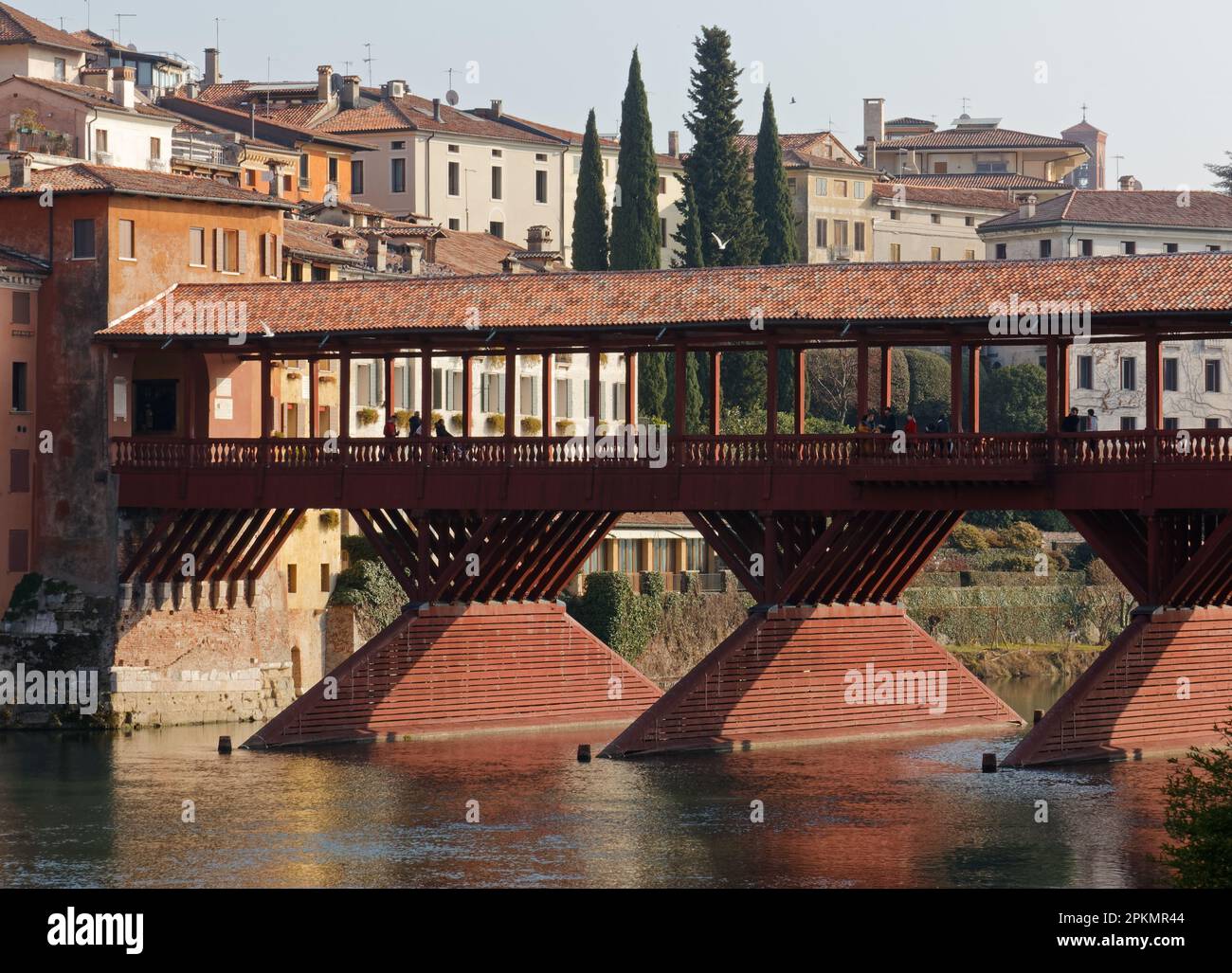 Die berühmte historische hölzerne Brücke von Bassano del Grappa, Italien, genannt Ponte Vecchio, oder Ponte degli Alpini Stockfoto
