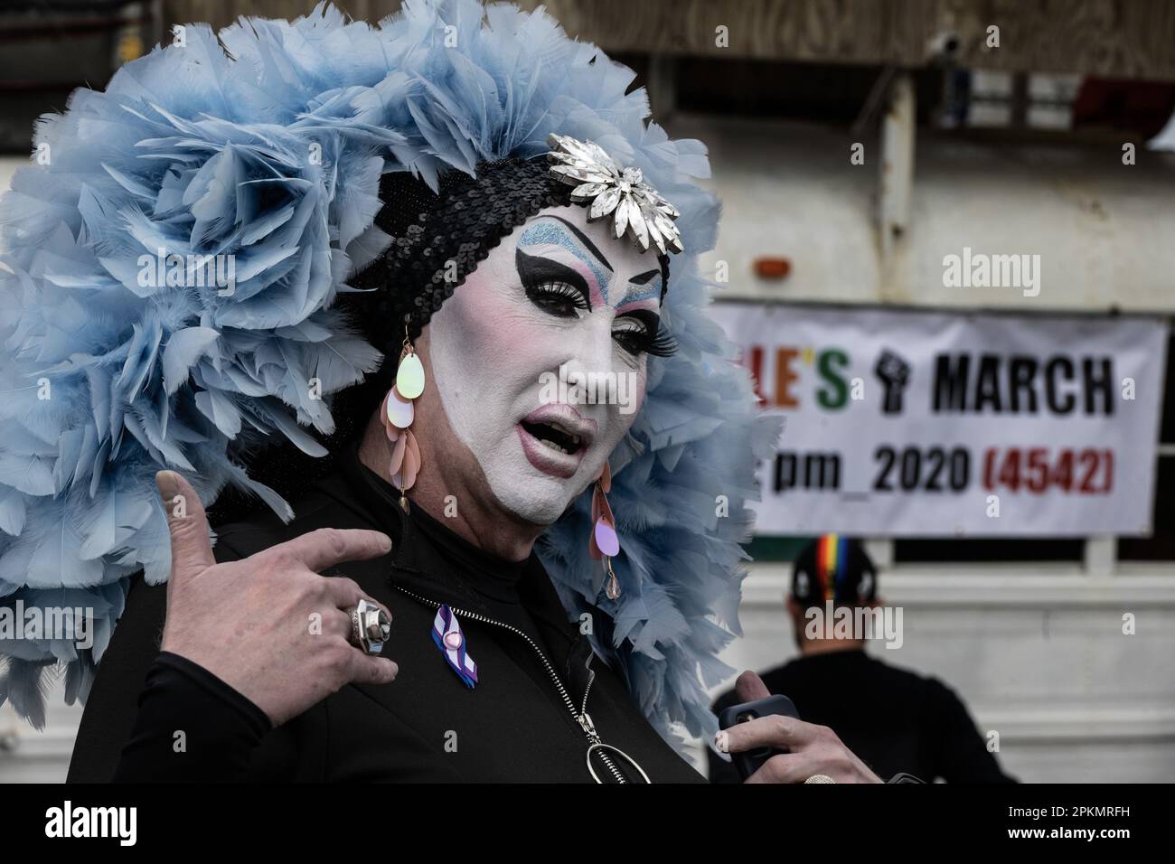 San Francisco, Usa. 08. April 2023. Die Teilnehmer treffen am Samstag, den 8. April 2023, auf einer Rallye ein und marschieren, um die Drag- und Transsgender-Gemeinschaften im Rathaus in San Francisco zu unterstützen. Im Namen des "Schutzes" von Kindern wurde im ganzen Land eine Anti-Trans- und Anti-Dragster-Hysterie verbreitet. Foto: Terry Schmitt/UPI Credit: UPI/Alamy Live News Stockfoto