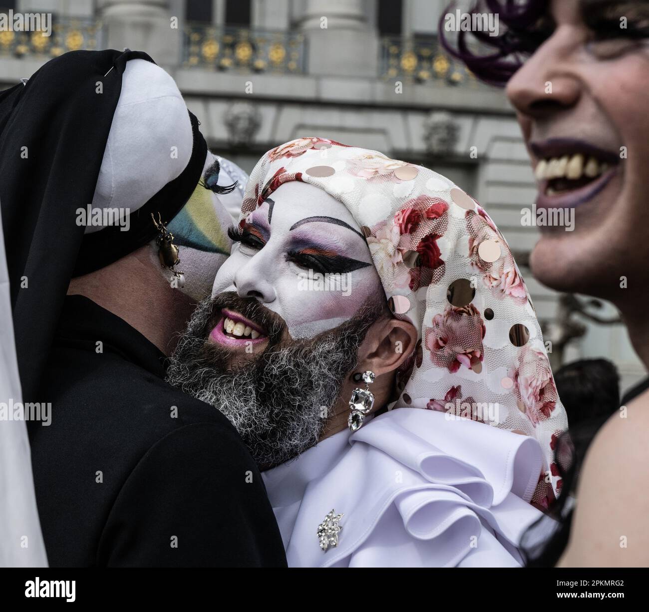 San Francisco, Usa. 08. April 2023. Die Teilnehmer treffen am Samstag, den 8. April 2023, auf einer Rallye ein und marschieren, um die Drag- und Transsgender-Gemeinschaften im Rathaus in San Francisco zu unterstützen. Im Namen des "Schutzes" von Kindern wurde im ganzen Land eine Anti-Trans- und Anti-Dragster-Hysterie verbreitet. Foto: Terry Schmitt/UPI Credit: UPI/Alamy Live News Stockfoto