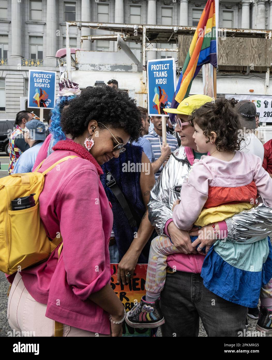 San Francisco, Usa. 08. April 2023. Die Teilnehmer treffen am Samstag, den 8. April 2023, auf einer Rallye ein und marschieren, um die Drag- und Transsgender-Gemeinschaften im Rathaus in San Francisco zu unterstützen. Im Namen des "Schutzes" von Kindern wurde im ganzen Land eine Anti-Trans- und Anti-Dragster-Hysterie verbreitet. Foto: Terry Schmitt/UPI Credit: UPI/Alamy Live News Stockfoto