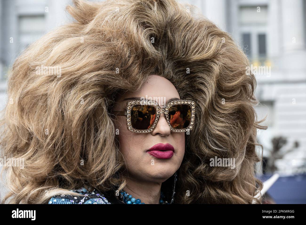 San Francisco, Usa. 08. April 2023. Die Teilnehmer treffen am Samstag, den 8. April 2023, auf einer Rallye ein und marschieren, um die Drag- und Transsgender-Gemeinschaften im Rathaus in San Francisco zu unterstützen. Im Namen des "Schutzes" von Kindern wurde im ganzen Land eine Anti-Trans- und Anti-Dragster-Hysterie verbreitet. Foto: Terry Schmitt/UPI Credit: UPI/Alamy Live News Stockfoto