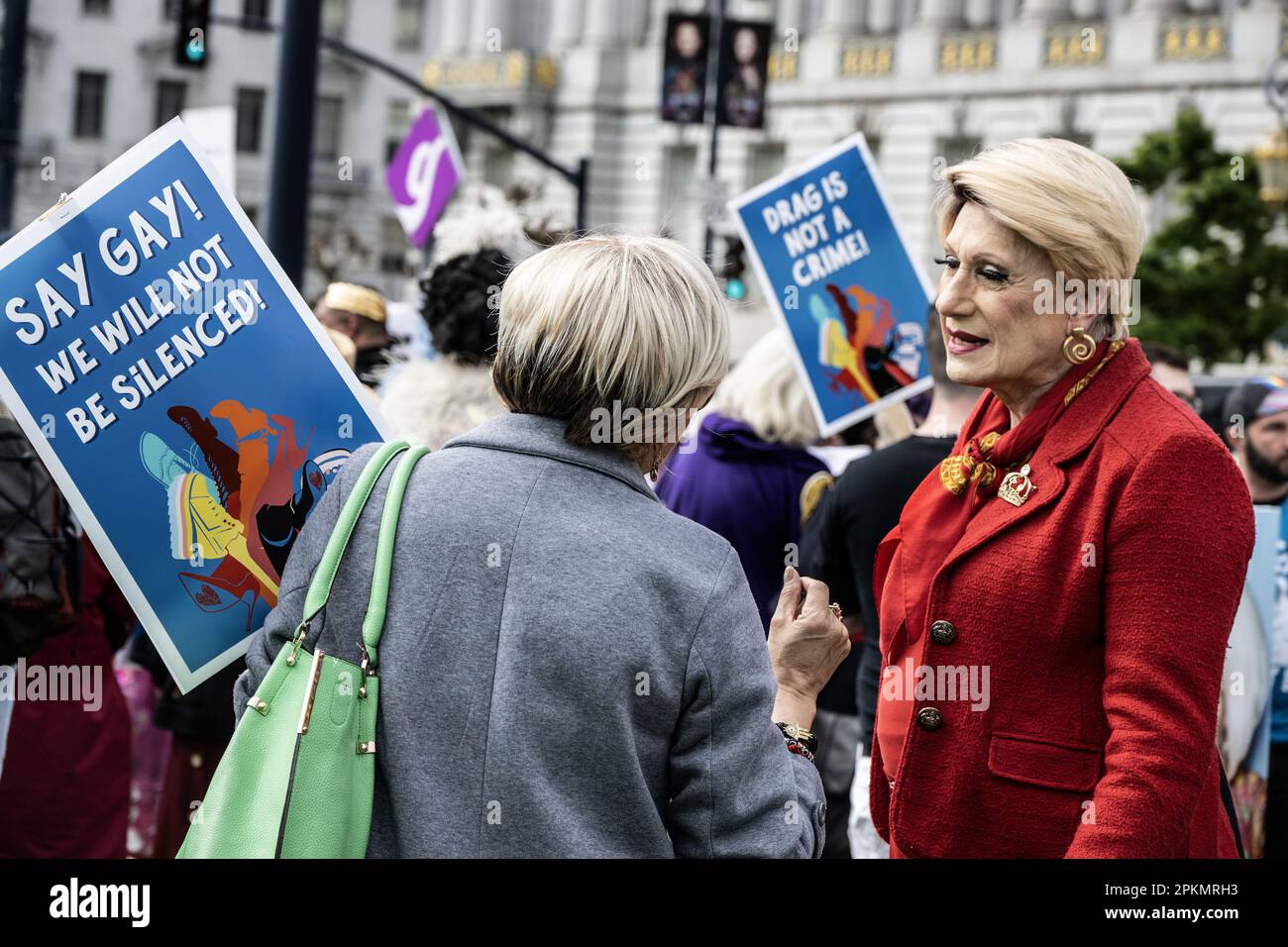 San Francisco, Usa. 08. April 2023. Die Teilnehmer treffen am Samstag, den 8. April 2023, auf einer Rallye ein und marschieren, um die Drag- und Transsgender-Gemeinschaften im Rathaus in San Francisco zu unterstützen. Im Namen des "Schutzes" von Kindern wurde im ganzen Land eine Anti-Trans- und Anti-Dragster-Hysterie verbreitet. Foto: Terry Schmitt/UPI Credit: UPI/Alamy Live News Stockfoto