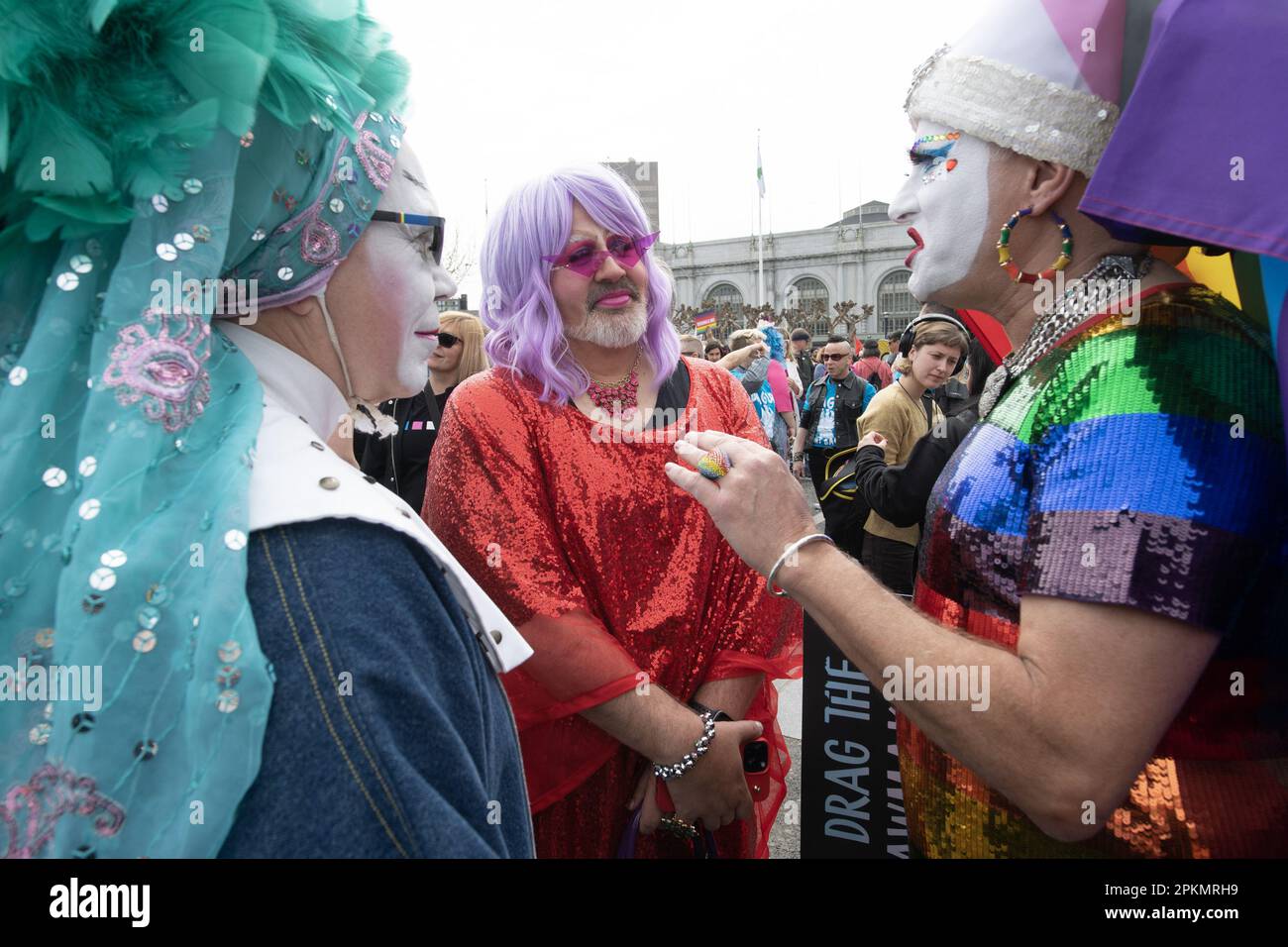 San Francisco, Usa. 08. April 2023. Die Teilnehmer treffen am Samstag, den 8. April 2023, auf einer Rallye ein und marschieren, um die Drag- und Transsgender-Gemeinschaften im Rathaus in San Francisco zu unterstützen. Im Namen des "Schutzes" von Kindern wurde im ganzen Land eine Anti-Trans- und Anti-Dragster-Hysterie verbreitet. Foto: Terry Schmitt/UPI Credit: UPI/Alamy Live News Stockfoto