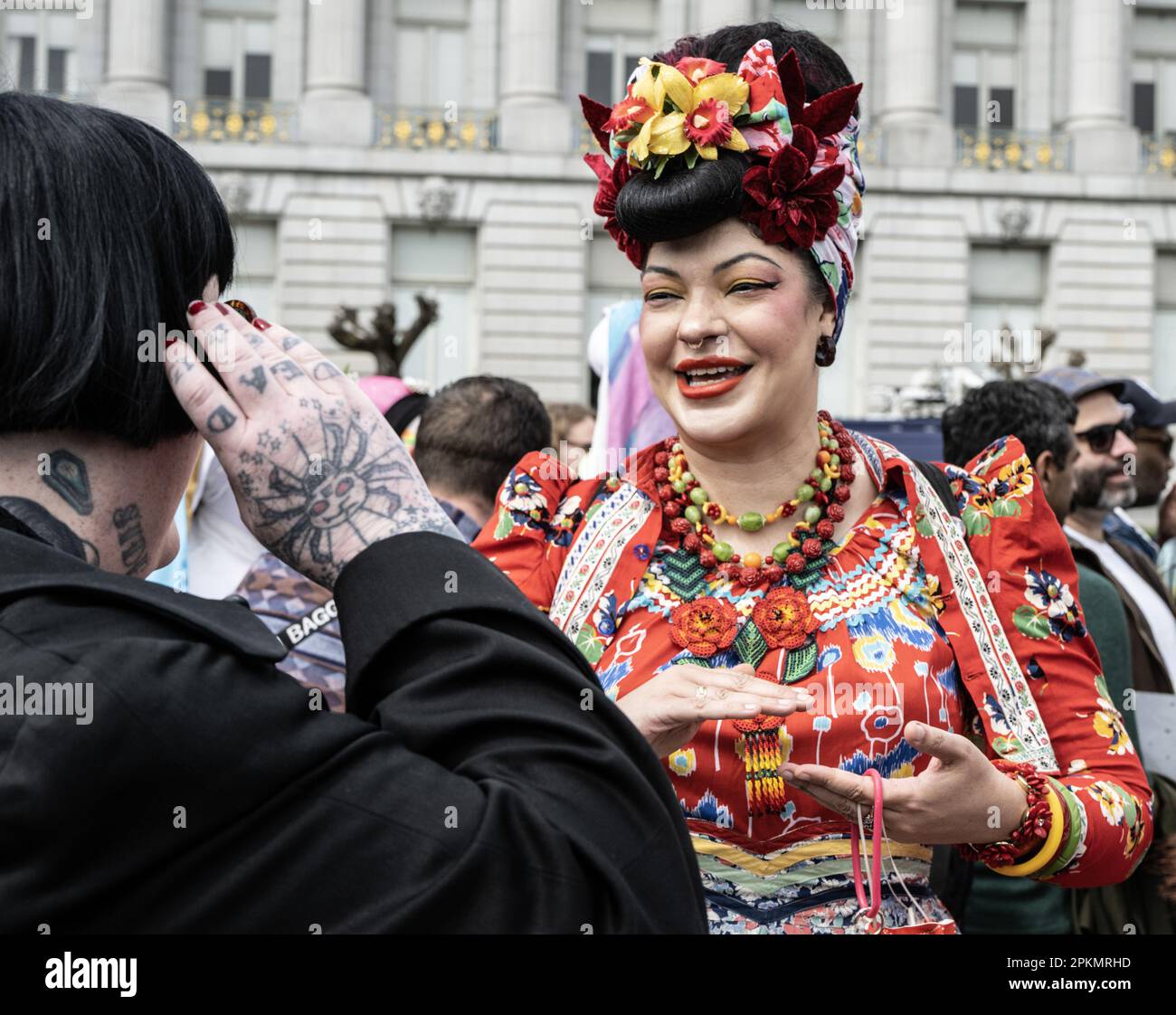 San Francisco, Usa. 08. April 2023. Die Teilnehmer treffen am Samstag, den 8. April 2023, auf einer Rallye ein und marschieren, um die Drag- und Transsgender-Gemeinschaften im Rathaus in San Francisco zu unterstützen. Im Namen des "Schutzes" von Kindern wurde im ganzen Land eine Anti-Trans- und Anti-Dragster-Hysterie verbreitet. Foto: Terry Schmitt/UPI Credit: UPI/Alamy Live News Stockfoto