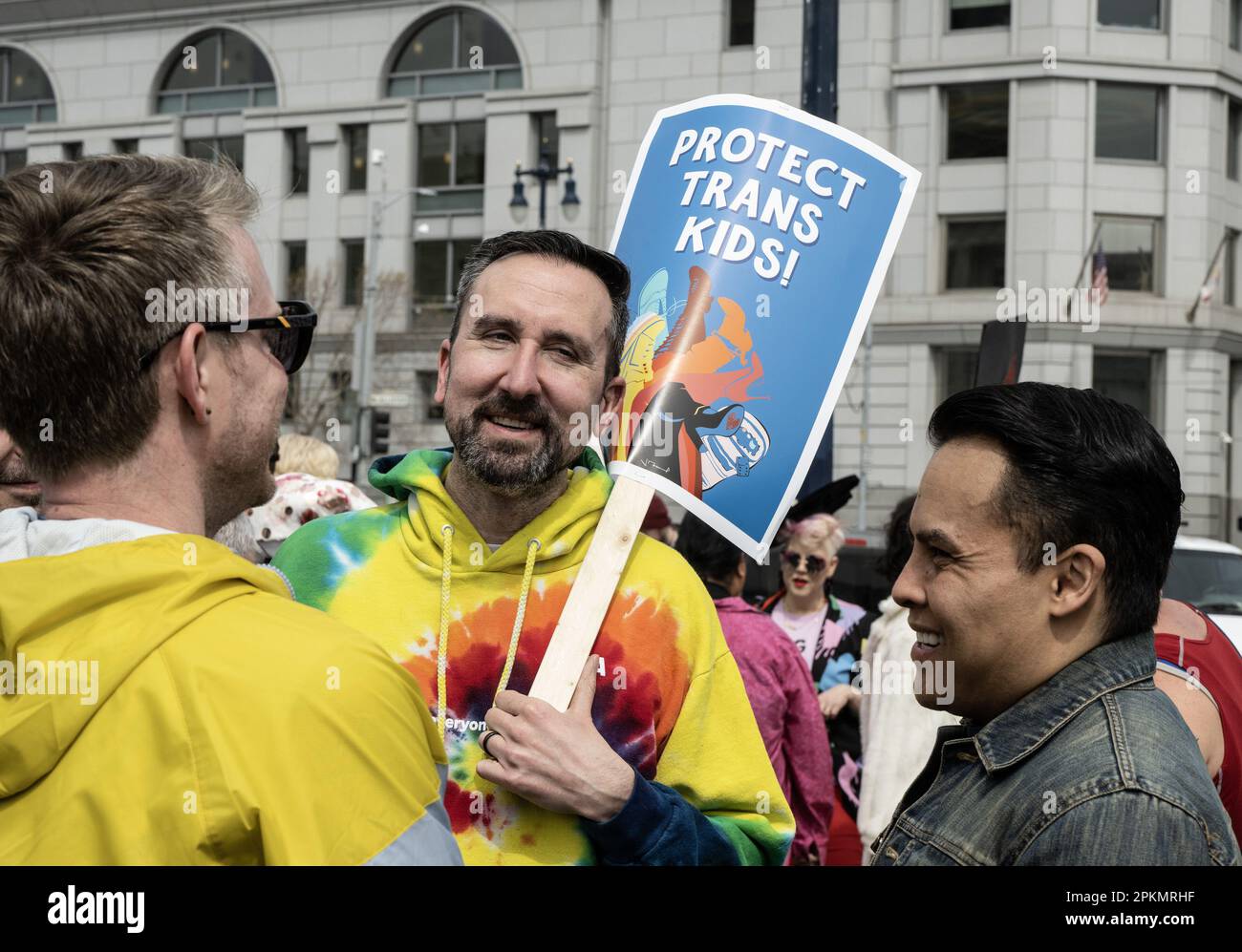 San Francisco, Usa. 08. April 2023. Die Teilnehmer treffen am Samstag, den 8. April 2023, auf einer Rallye ein und marschieren, um die Drag- und Transsgender-Gemeinschaften im Rathaus in San Francisco zu unterstützen. Im Namen des "Schutzes" von Kindern wurde im ganzen Land eine Anti-Trans- und Anti-Dragster-Hysterie verbreitet. Foto: Terry Schmitt/UPI Credit: UPI/Alamy Live News Stockfoto
