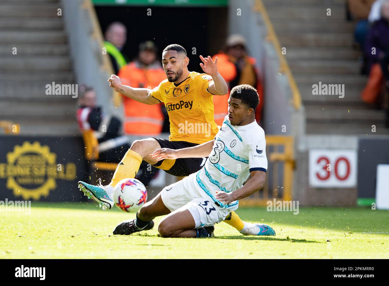 Molineux, Wolverhampton, Großbritannien. 8. April 2023. Matheus Cunha of Wolves schießt am Samstag, den 8. April 2023 in Molineux, Wolverhampton, während des Premier League-Spiels zwischen Wolverhampton Wanderers und Chelsea ein Tor. (Foto: Gustavo Pantano | MI News) Guthaben: MI News & Sport /Alamy Live News Stockfoto