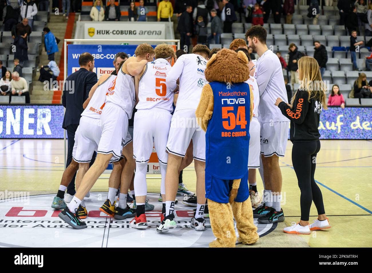 Coburg, Deutschland. 08. April 2023. Deutschland, Coburg, HUK Coburg Arena - 8. April 2023 - Basketball, 2. Liga Pro B Süd - BBC Coburg vs. Porsche Ludwigsburg Bild: BBC Coburg-Treffen nach dem Sieg gegen Ludwigsburg. Kredit: Ryan Evans/Alamy Live News Stockfoto