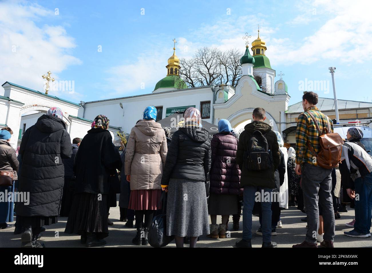 Gläubige der ukrainisch-orthodoxen Kirche, die der Aufrechterhaltung von Verbindungen zu Moskau beschuldigt wird, beten vor dem historischen Kloster Kiew-Pechersk Lavra, um den Eintritt der kommission des Kulturministeriums zu verhindern, die mit der Übertragung der Lavra an den Staat und der Räumung ihrer Mönche beginnen sollte. Gläubige der ukrainisch-orthodoxen Kirche des Moskauer Patriarchats blockieren weiterhin den Eingang zu den Gebäuden der Kiew-Pechersk-Lavra für Vertreter der kommission des Kulturministeriums. Anfang März 2023 kündigte die Ukraine den Mietvertrag mit der orthodoxen Kirche von Stockfoto