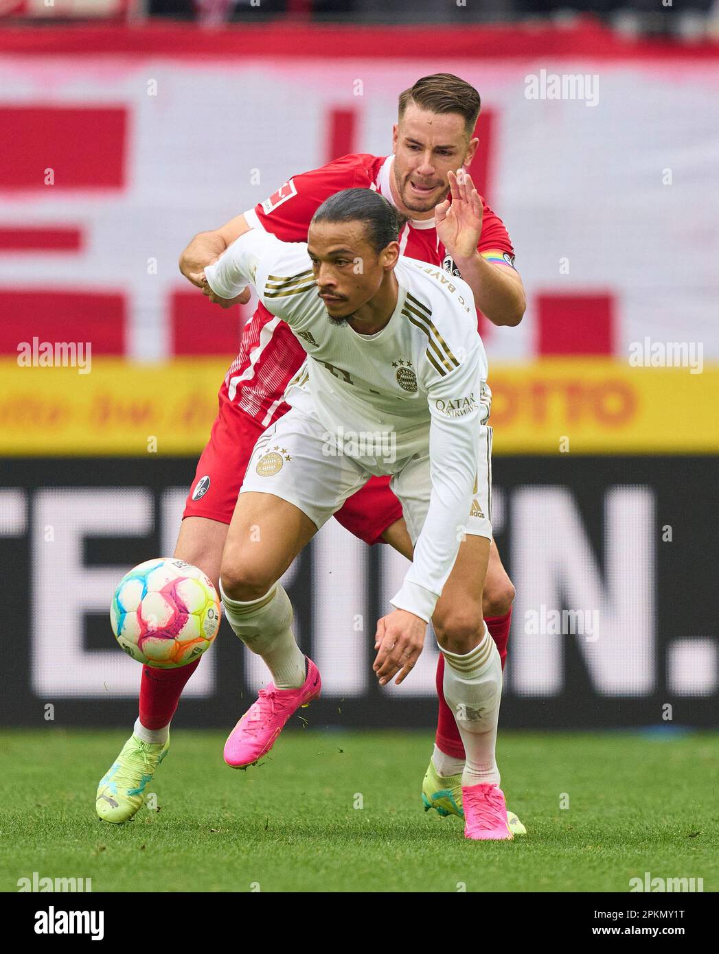 Leroy SANE, FC Barcelona 10, um den Ball antreten, angreifen, Duell, Kopf, Zweikampf, Action, Kampf gegen Christian Günter, FRG 30 im Spiel SC FREIBURG - FC BAYERN MÜNCHEN 0-1 1. Deutsche Fußballliga am 8. April 2023 in Freiburg. Saison 2022/2023, Spieltag 27, 1. Bundesliga, FCB, BVB, München, 27. Spieltag. © Peter Schatz / Alamy Live News - DFL-VORSCHRIFTEN VERBIETEN DIE VERWENDUNG VON FOTOS als BILDSEQUENZEN und/oder QUASI-VIDEO - Stockfoto