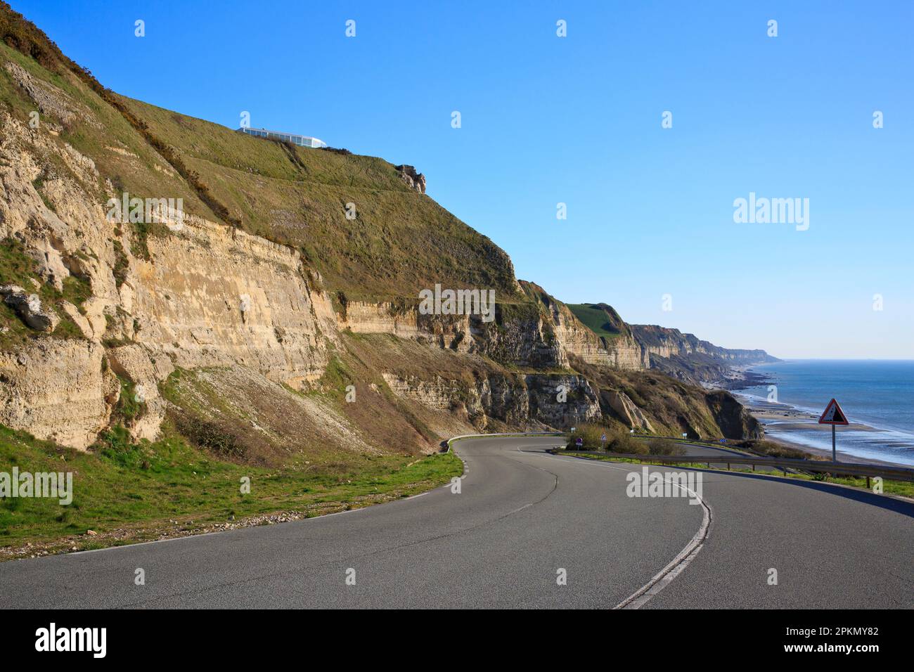 Die kurvenreiche Straße zum Strand von Saint-Jouin-Bruneval (seine-Maritime) in der Normandie, Frankreich Stockfoto