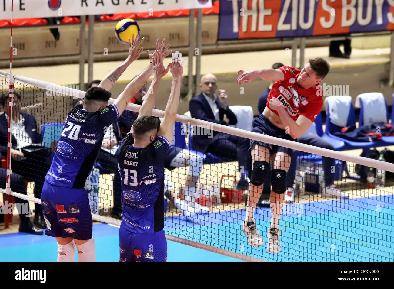 Taranto, Italien. 08. April 2023. PalaMazzola, Taranto, Italien, 08. April 2023, Hampus Ekstrand Prisma Taranto im Angriff. Während des Spiels am 5. Platz – Gioiella Prisma Taranto vs Top Volley Cisterna – Volleyball Italian Serie A Men SuperLeague Championship Credit: Live Media Publishing Group/Alamy Live News Stockfoto