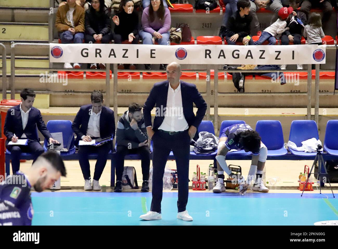 Taranto, Italien. 08. April 2023. PalaMazzola, Taranto, Italien, 08. April 2023, Fabio Soli Coach Top Volley Cisterna. Während des Spiels am 5. Platz – Gioiella Prisma Taranto vs Top Volley Cisterna – Volleyball Italian Serie A Men SuperLeague Championship Credit: Live Media Publishing Group/Alamy Live News Stockfoto