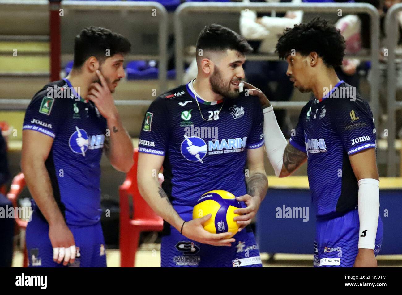 Taranto, Italien. 08. April 2023. PalaMazzola, Taranto, Italien, 08. April 2023, EFE Bayram und Jose Suarez Gutierrez erklären es. Während des Spiels am 5. Platz – Gioiella Prisma Taranto vs Top Volley Cisterna – Volleyball Italian Serie A Men SuperLeague Championship Credit: Live Media Publishing Group/Alamy Live News Stockfoto