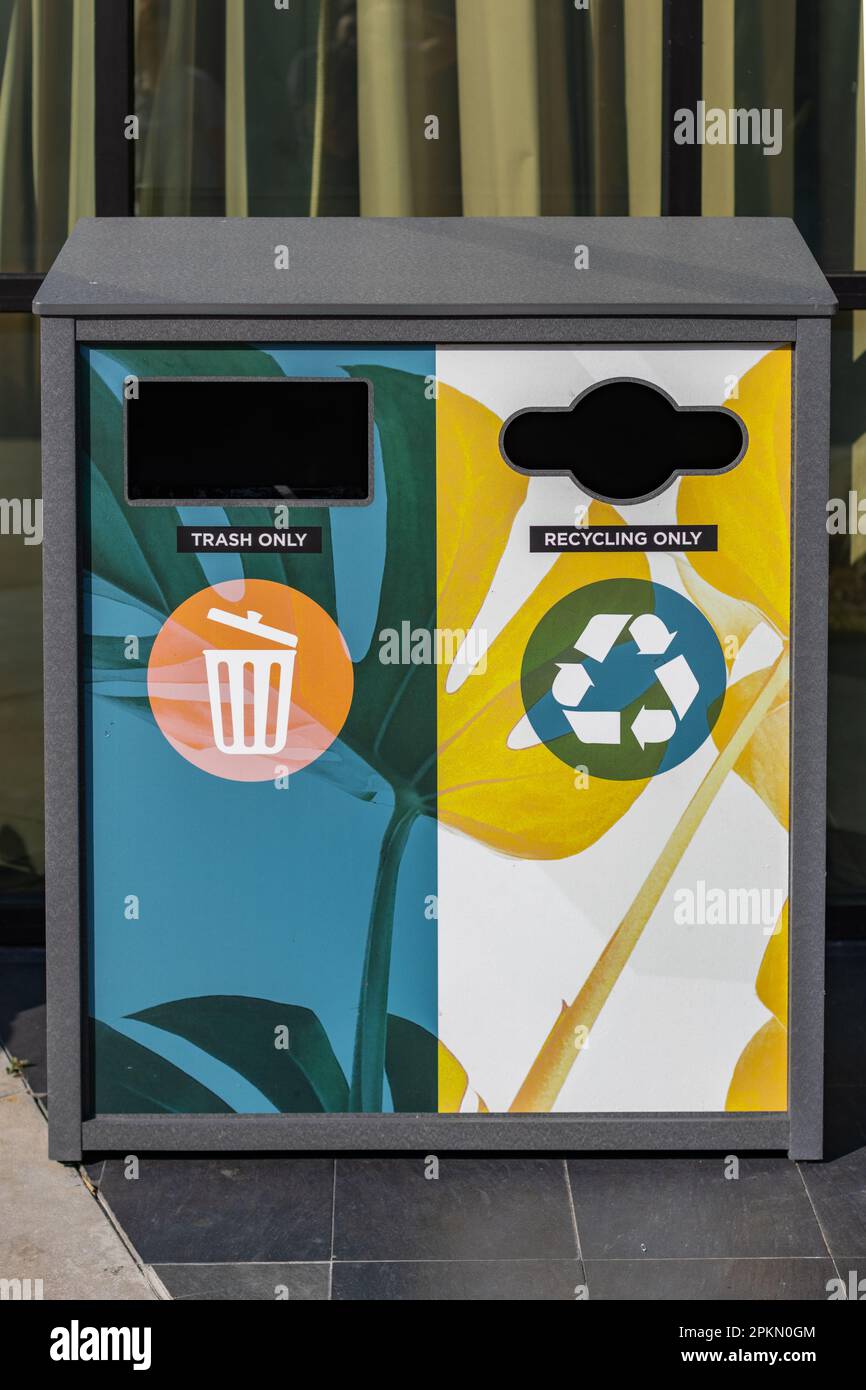 Ein moderner Abfalleimer für Recycling und normalen Abfall. Modernes Design. Ein Foto wurde in Lake Nona, Florida, aufgenommen Stockfoto