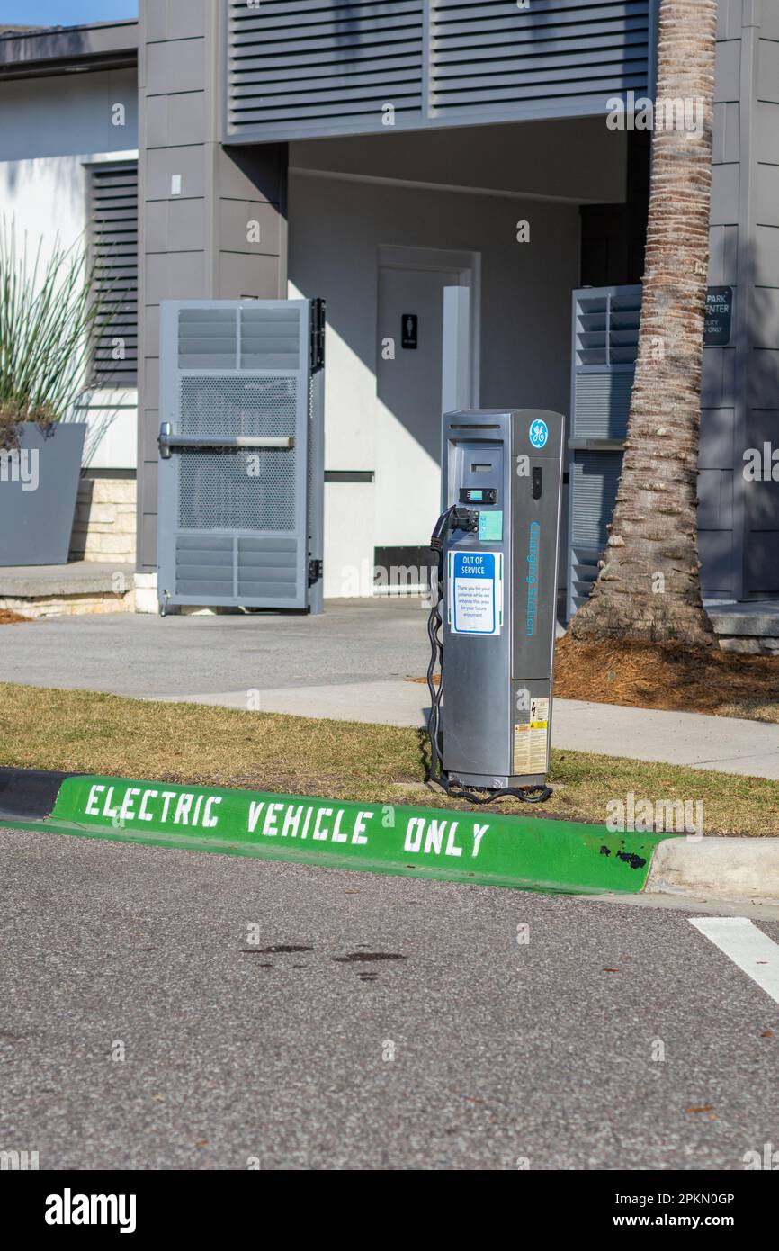 EV-Ladestation mit Parkplatz und grün lackiertem Schild „nur Elektrofahrzeug“. Aufgenommen in Lake Nona, Florida Stockfoto