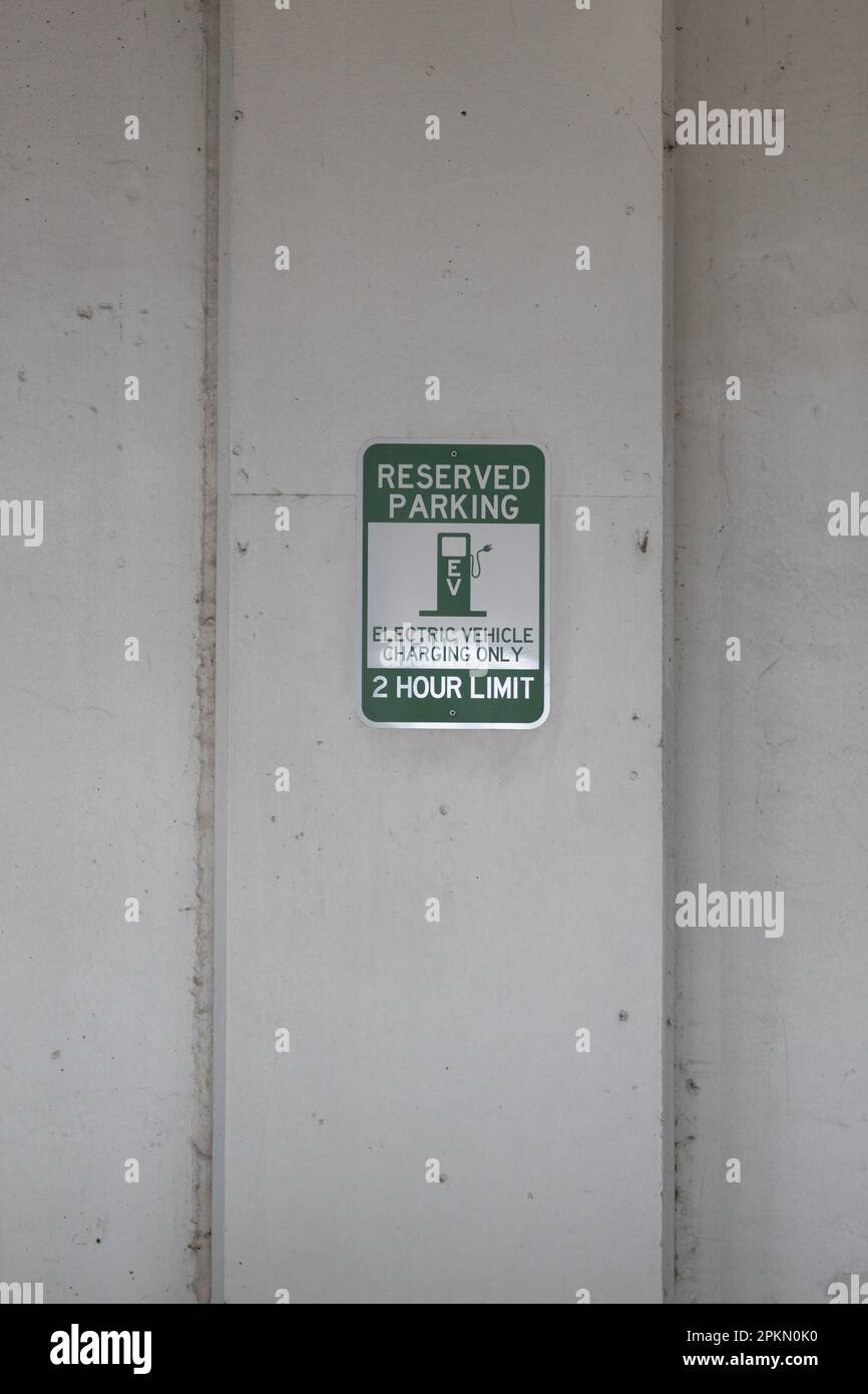 Parkplatzreservierung für Elektrofahrzeuge, grünes Schild am Lake Nona Parking Facility, Orlando, Florida. Grüne Stadt, Ladestation für Elektroautos Stockfoto