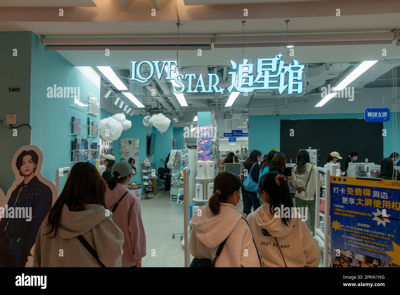 SHANGHAI, CHINA 8. APRIL 2023 Fans wählen und kaufen verschiedene