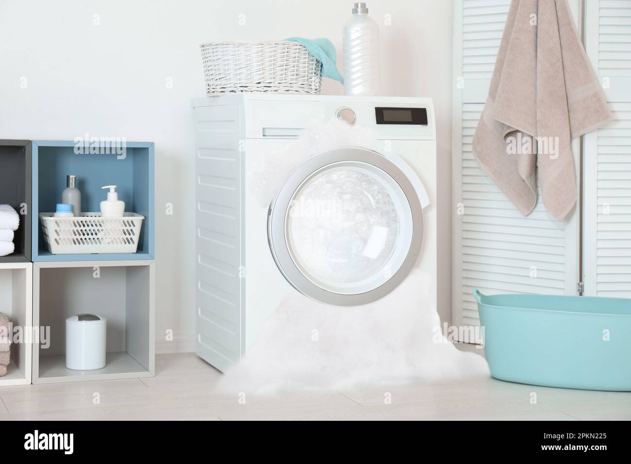 Beim Waschen im Zimmer tritt Schaum aus der defekten Waschmaschine aus  Stockfotografie - Alamy
