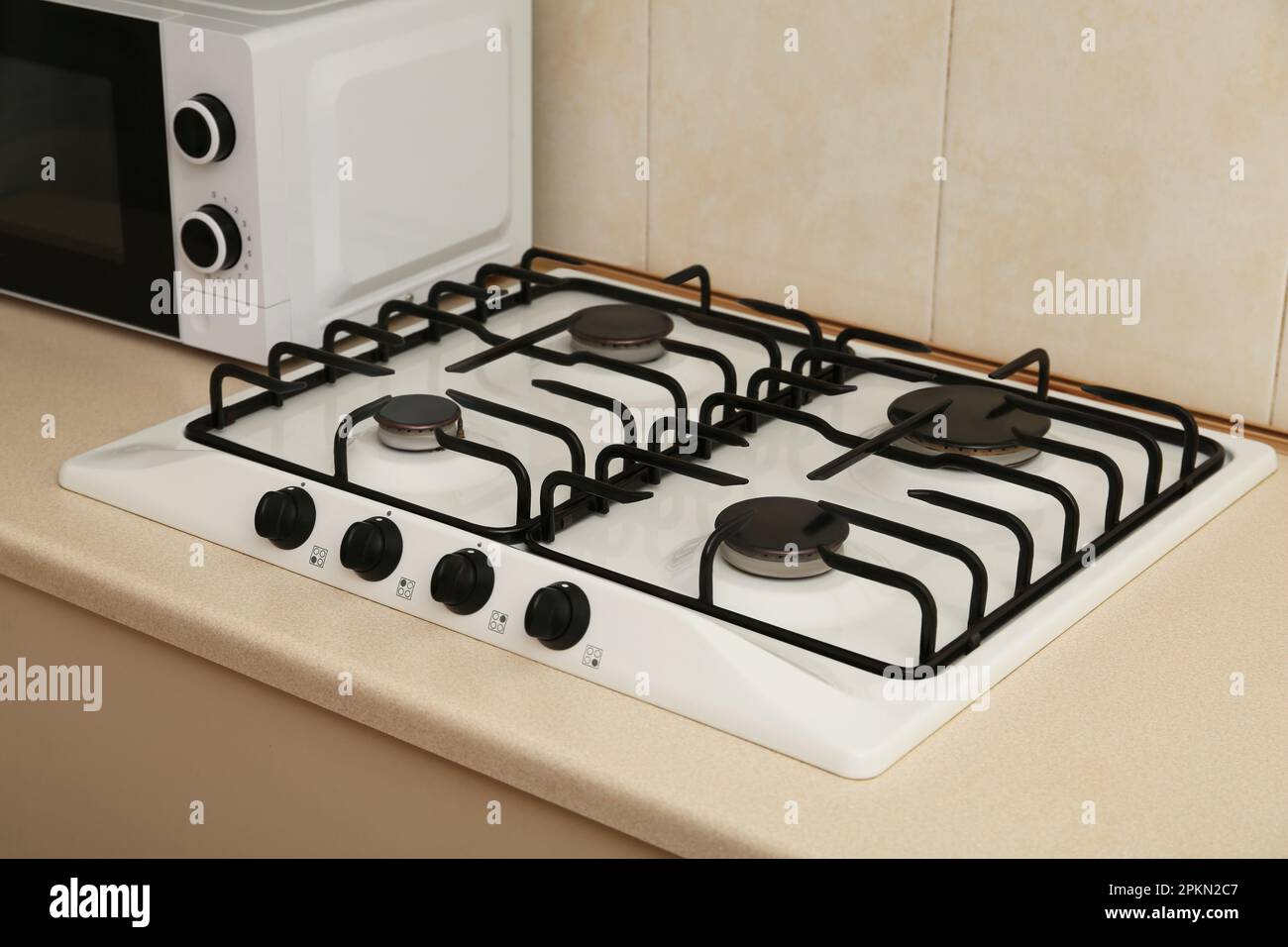 Moderne Gasherdplatte und Mikrowelle in der Küche Stockfotografie - Alamy