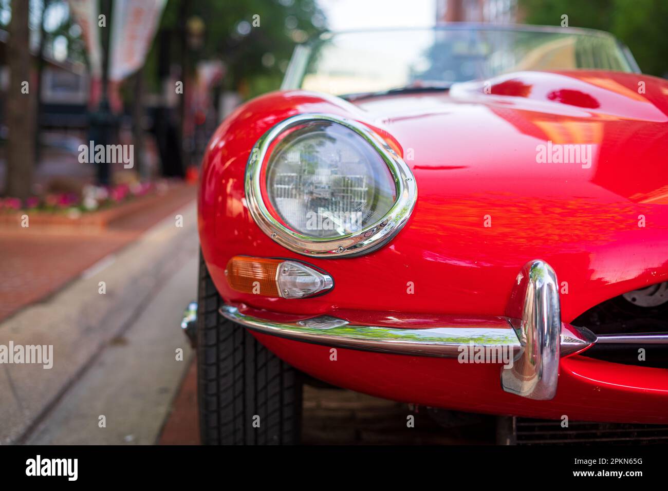 Ein antiker roter Jaguar aus der Mitte des 20. Jahrhunderts steht in einer Stadtstraße in Fort Worth, Texas. Dieses klassische Fahrzeug hebt sich durch seine schlanken Linien hervor Stockfoto