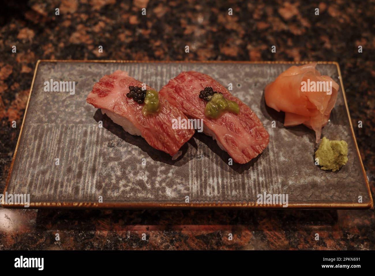 Zwei Stück rohes Wagyu-Sushi mit Kaviar-Ei. Stockfoto