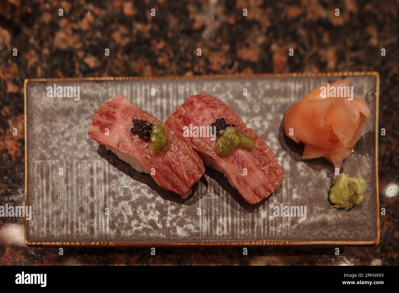 Zwei Stück rohes Wagyu-Sushi mit Kaviar-Ei. Stockfoto