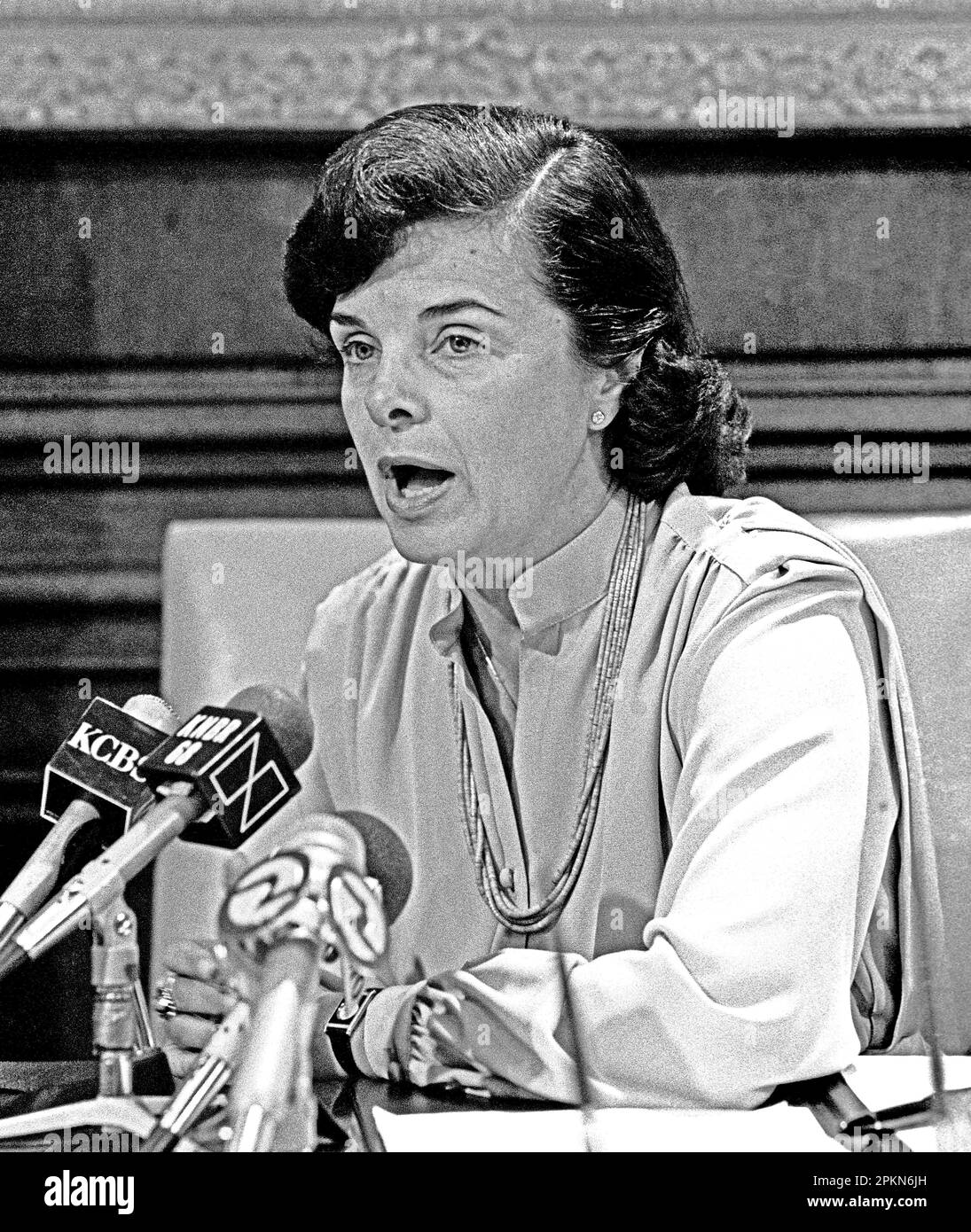 Die Bürgermeisterin von San Francisco, Dianne Feinstein, hält in ihrem Büro im Rathaus eine Pressekonferenz über Kapitalverbesserungen. Kalifornien, 1984, Stockfoto