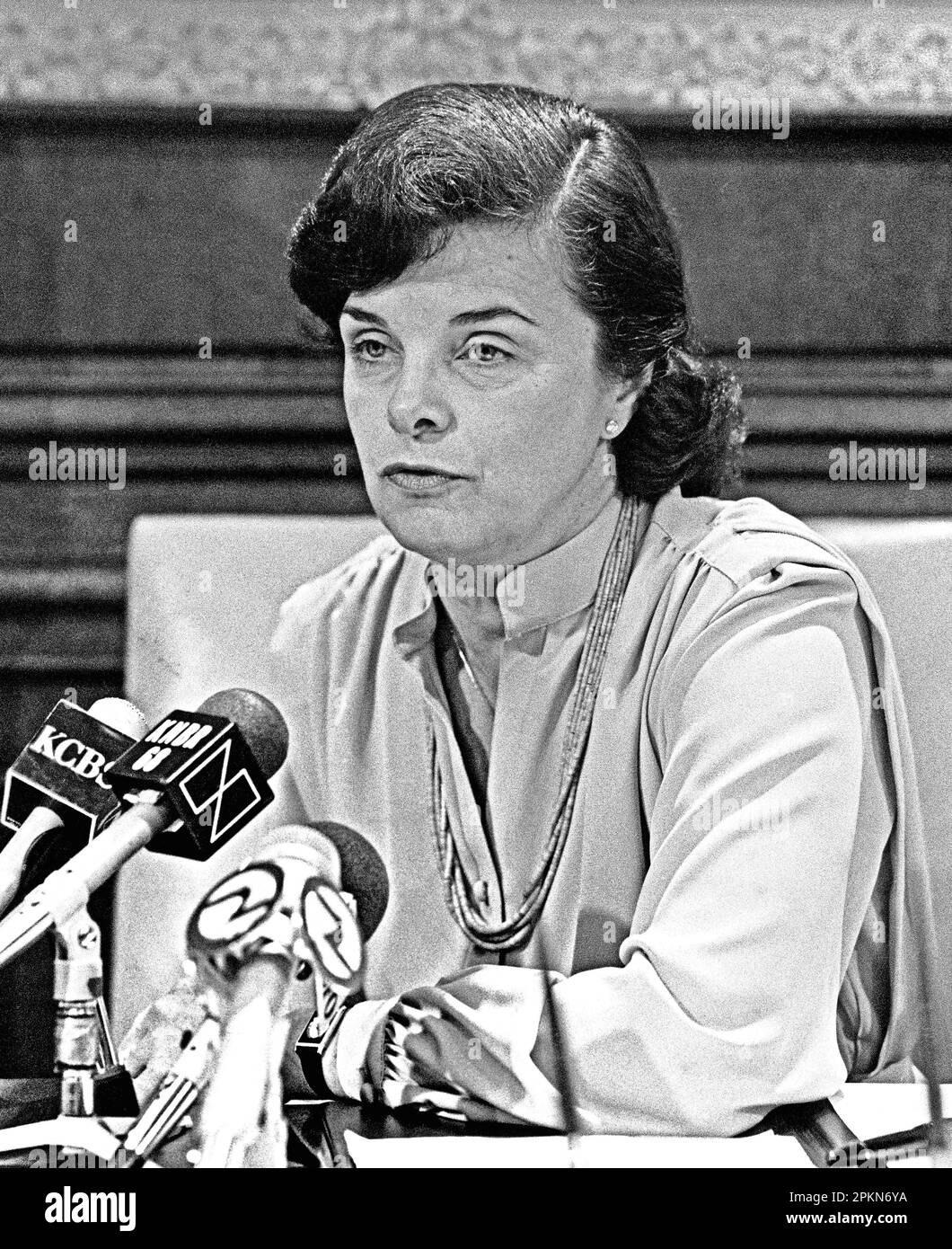Die Bürgermeisterin von San Francisco, Dianne Feinstein, hält in ihrem Büro im Rathaus eine Pressekonferenz über Kapitalverbesserungen. Kalifornien, 1984, Stockfoto