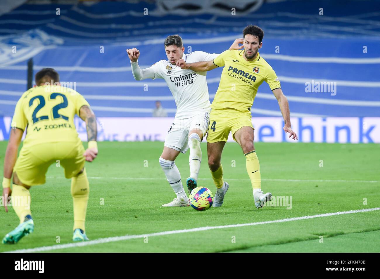 Madrid, Spanien. 8. April 2023. Real Madrids Federico Valverde (C) tritt am 8. April 2023 beim spanischen Fußballspiel La Liga zwischen Real Madrid und Villareal CF in Madrid, Spanien, mit Alfonso Pedraza von Villareal auf. Kredit: Gustavo Valiente/Xinhua/Alamy Live News Stockfoto