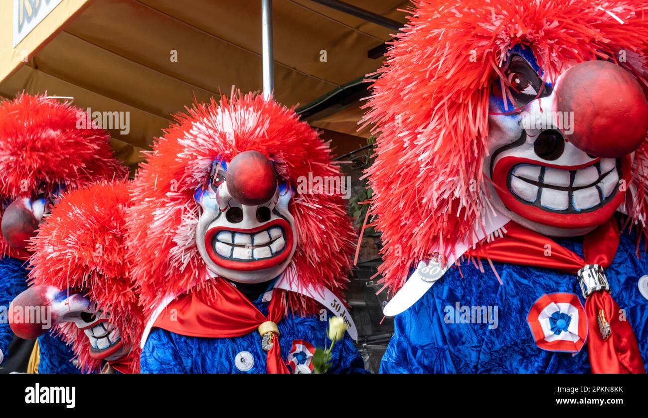 Waggis-Maskenkostüm in einem Paradenwagen auf dem Basler Fasnacht-Karneval in der Schweiz Stockfoto