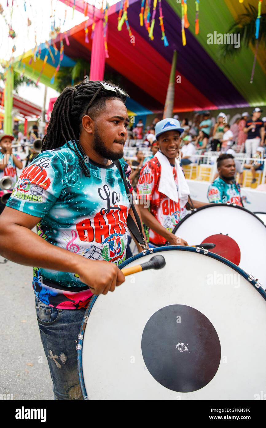 02.04.2023 Dominikanische Republik Punta Cana. Musiker, Schlagzeuger. Alljährlicher Karneval Stockfoto