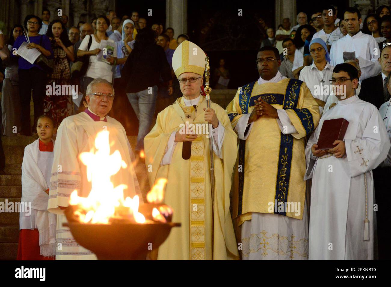 Sao Paulo, Brasilien. 8. April 2023. Mitglieder des Klerus und Gläubige, die Kerzen halten, nehmen am 8. April 2023 an der Osterwogelmesse in der Kathedrale von Sé in São Paulo, Brasilien Teil. Kredit: Cris Faga/Alamy Live News Stockfoto