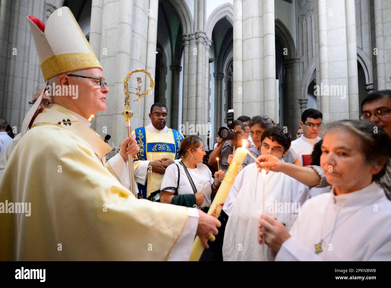 Sao Paulo, Brasilien. 8. April 2023. Mitglieder des Klerus und Gläubige, die Kerzen halten, nehmen am 8. April 2023 an der Osterwogelmesse in der Kathedrale von Sé in São Paulo, Brasilien Teil. Kredit: Cris Faga/Alamy Live News Stockfoto