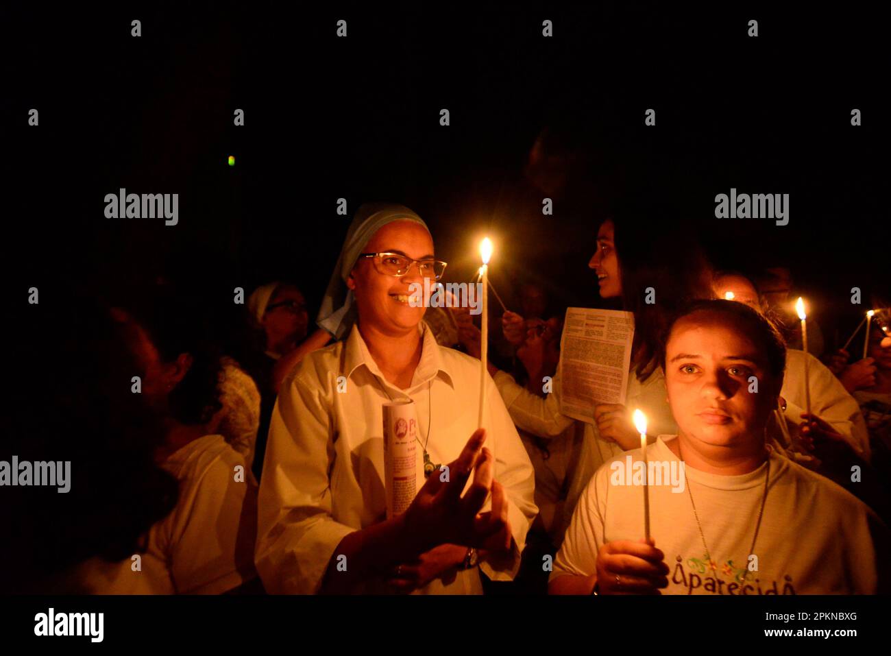 Sao Paulo, Brasilien. 8. April 2023. Mitglieder des Klerus und Gläubige, die Kerzen halten, nehmen am 8. April 2023 an der Osterwogelmesse in der Kathedrale von Sé in São Paulo, Brasilien Teil. Kredit: Cris Faga/Alamy Live News Stockfoto