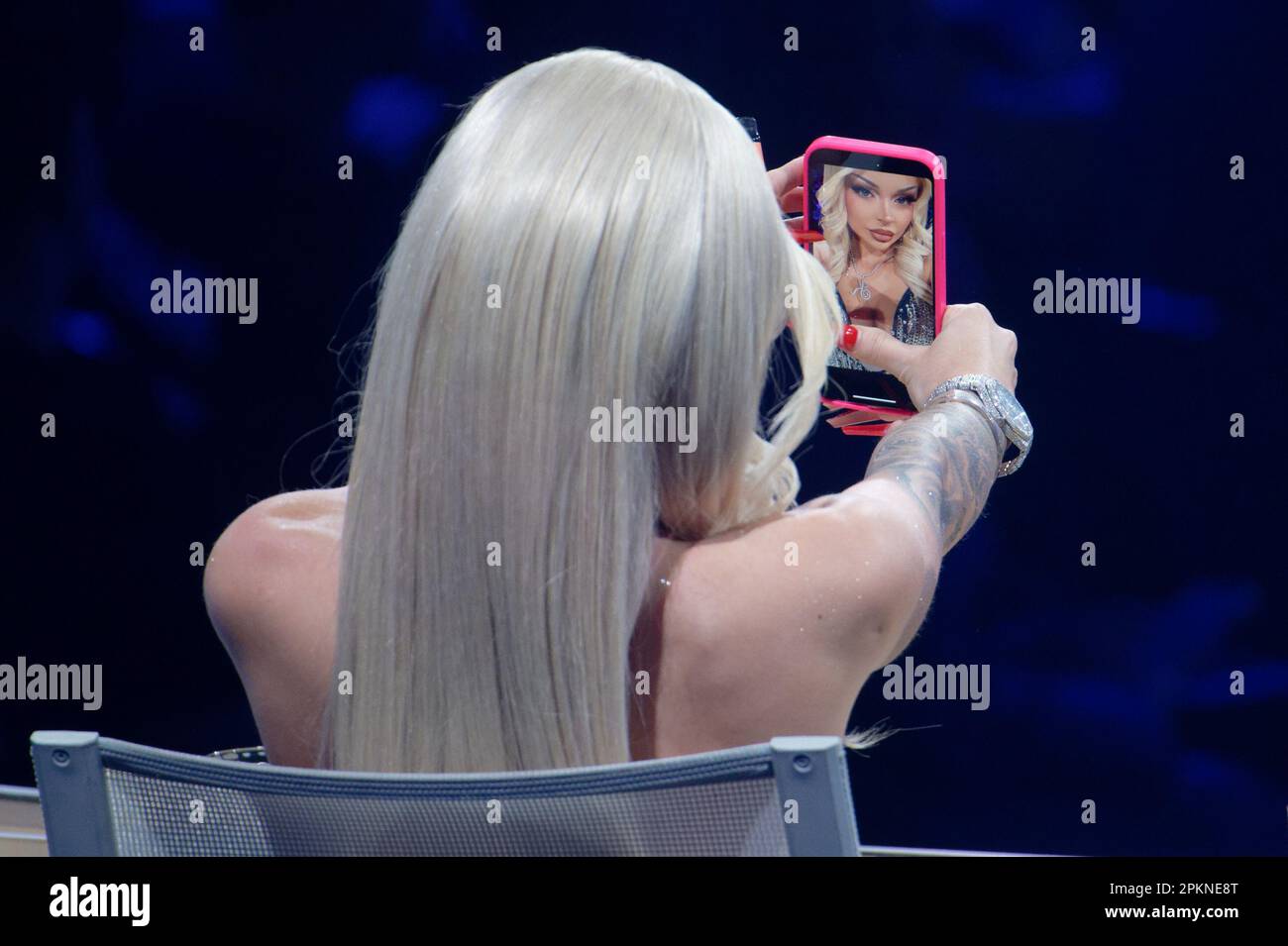 Köln, Deutschland. 08. April 2023. Geschworene Katja Krasavice macht ein Selfie während des Halbfinales der Casting-Show „Deutschland sucht den Superstar“. Kredit: Henning Kaiser/dpa/Alamy Live News Stockfoto
