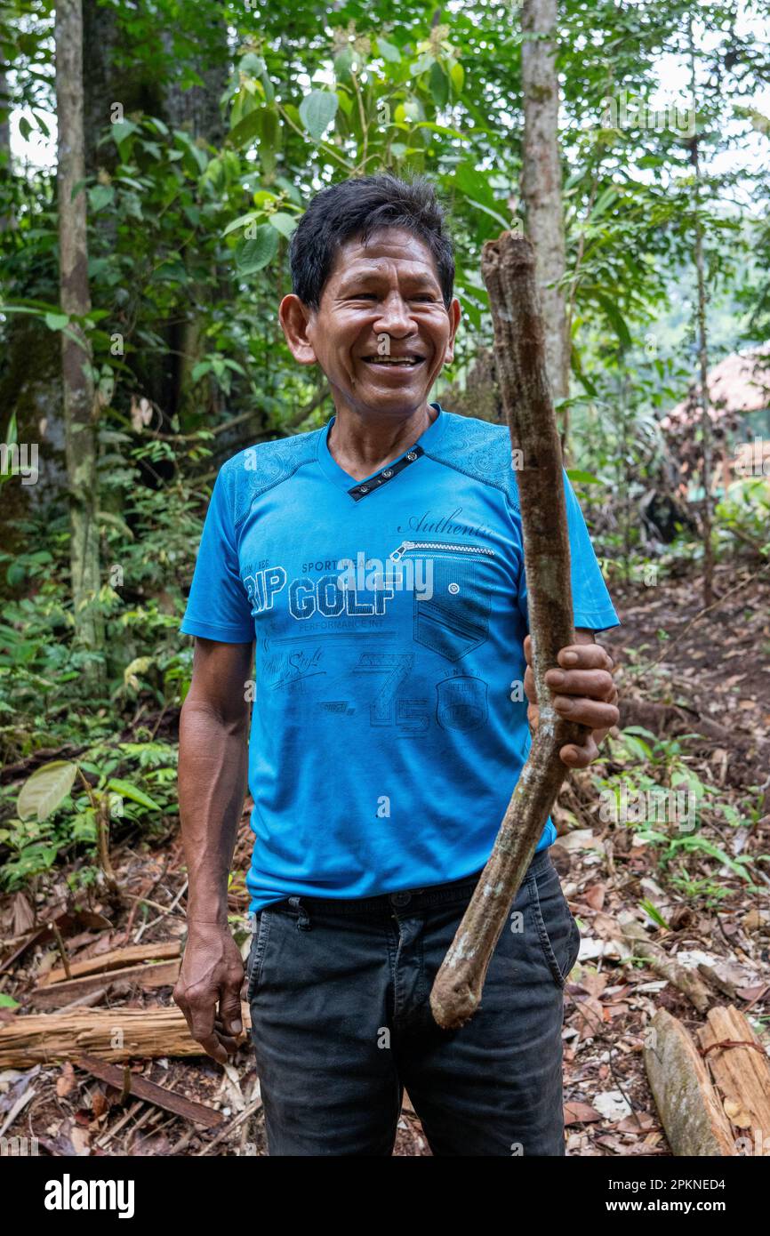 Ein einheimischer Schamane in Peru destilliert ein Bier aus Ayahuasca für spirituelle Zeremonien Stockfoto