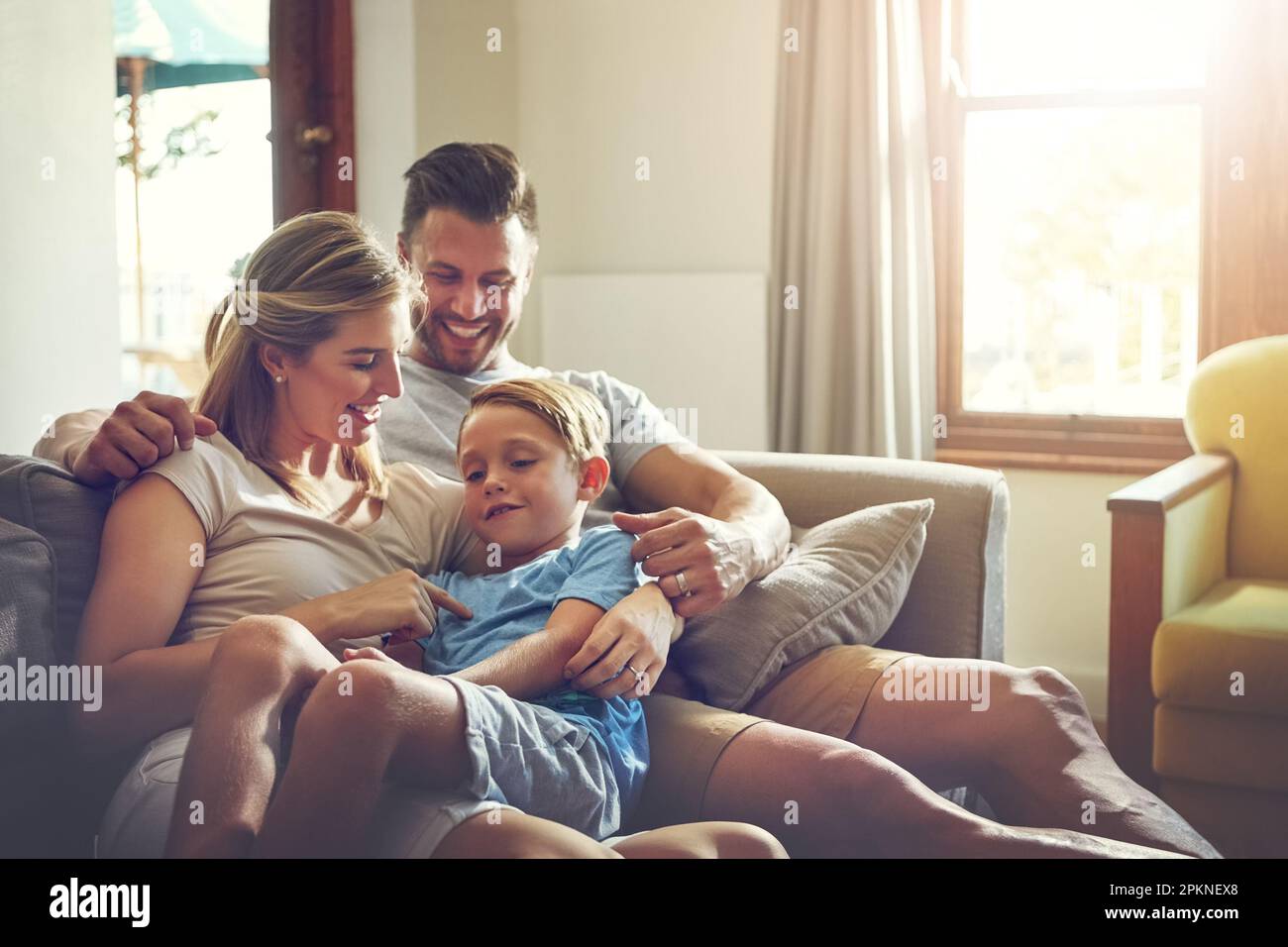 Nichts macht ein besseres Wochenende aus als ein Familienurlaub. Eine dreiköpfige Familie, die etwas Zeit zu Hause verbringt. Stockfoto